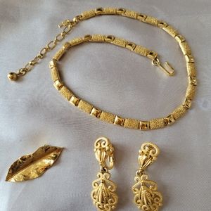Vintage TRIFARI Brushed Gold Tone Necklace Choker Earrings Pin/Brooch